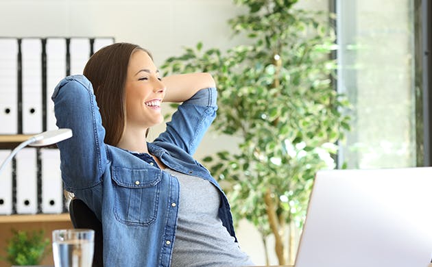 Mujer riendo frente al laptop - Dolex Colombia