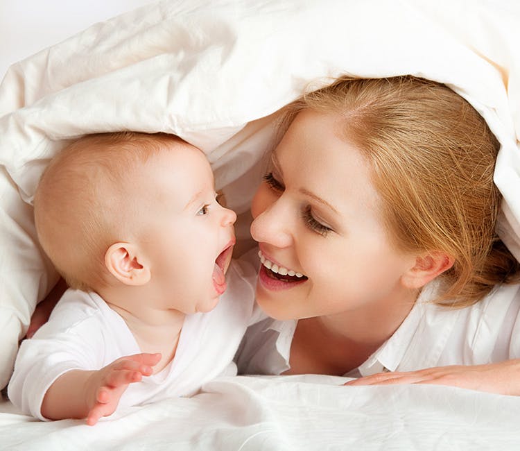 Mamá sonriendo con bebé