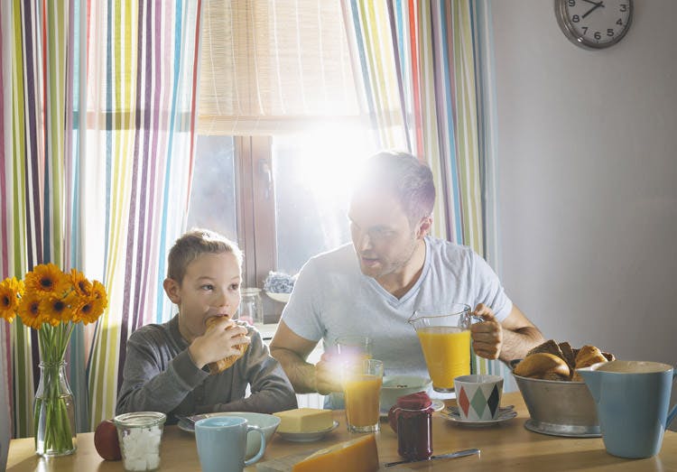 Un padre y su hijo toman un desayuno saludable.