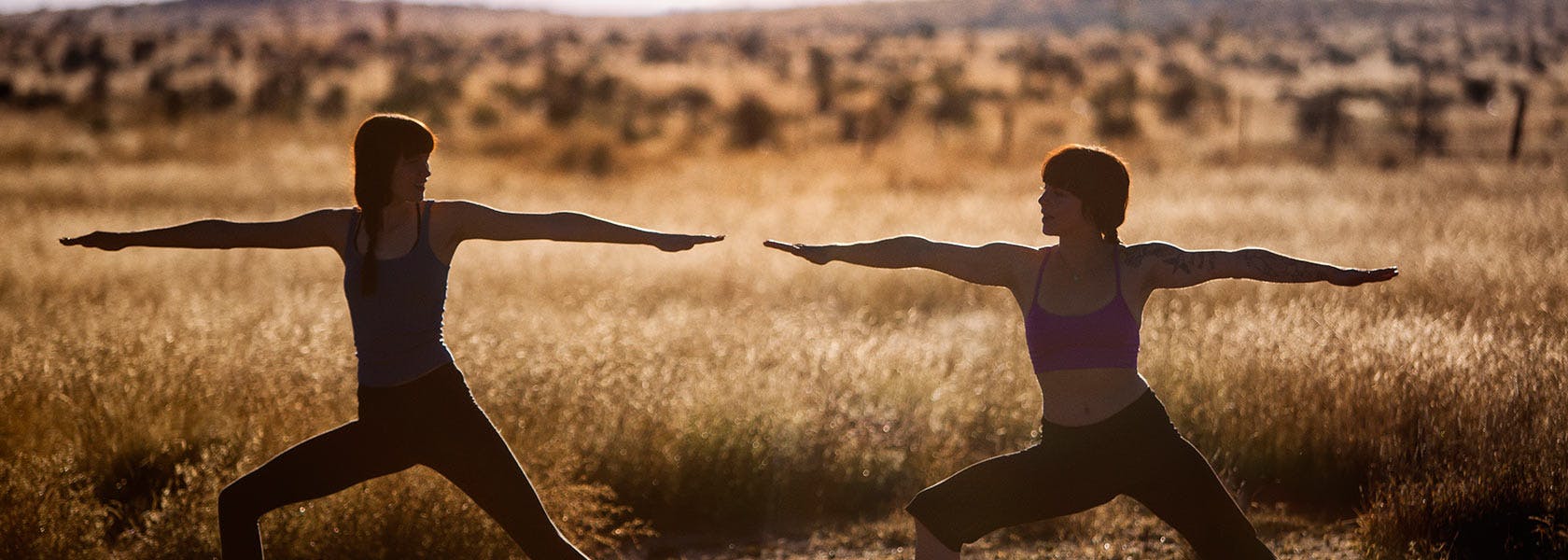Dos mujeres haciendo yoga al aire libre