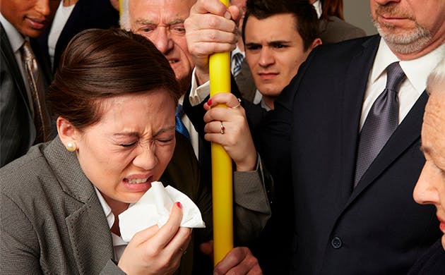 Mujer estornudando en el transpote público