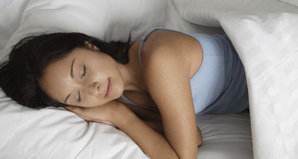 Τρόποι για νυχτερινό βήχα - κοιμάστε με το κεφάλι ανασηκωμένο