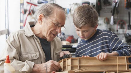 Kakek dan Cucu Laki-lakinya Membuat Kapal Model
