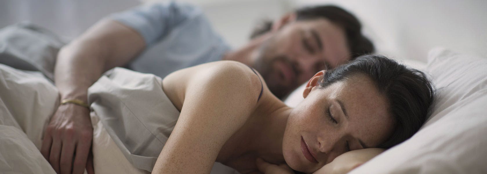 Suami Istri Tidur Bersama di Malam Hari