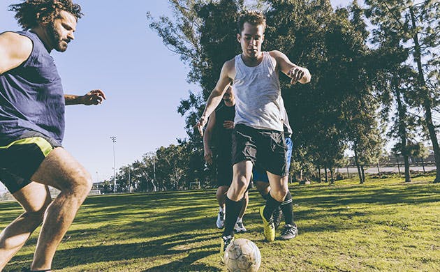 Pria Bermain Sepak Bola