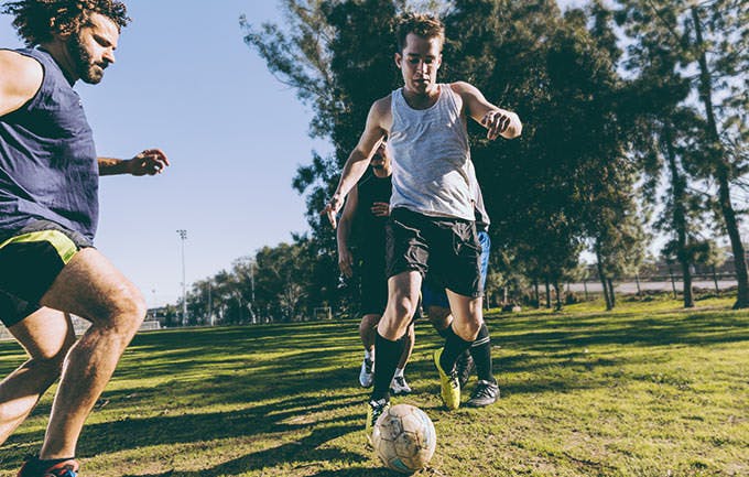 Pria Bermain Sepak Bola