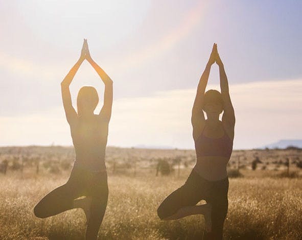 Yogaøvelser styrker kjernemuskulaturen og rygg
