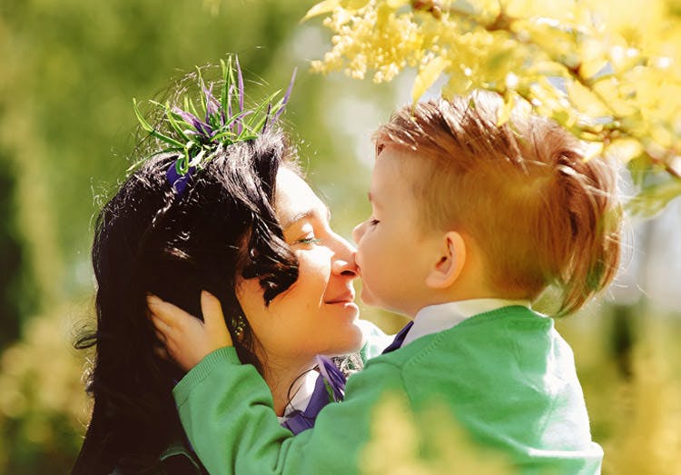 Mãe e filho passam um dia feliz ao ar livre