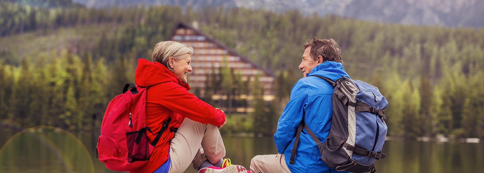 Cặp đôi trung niên đi bộ quanh hồ ở đồi núi đẹp
