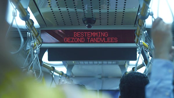 Teken in een trein met "Bestemming gezond tandvlees" tekst