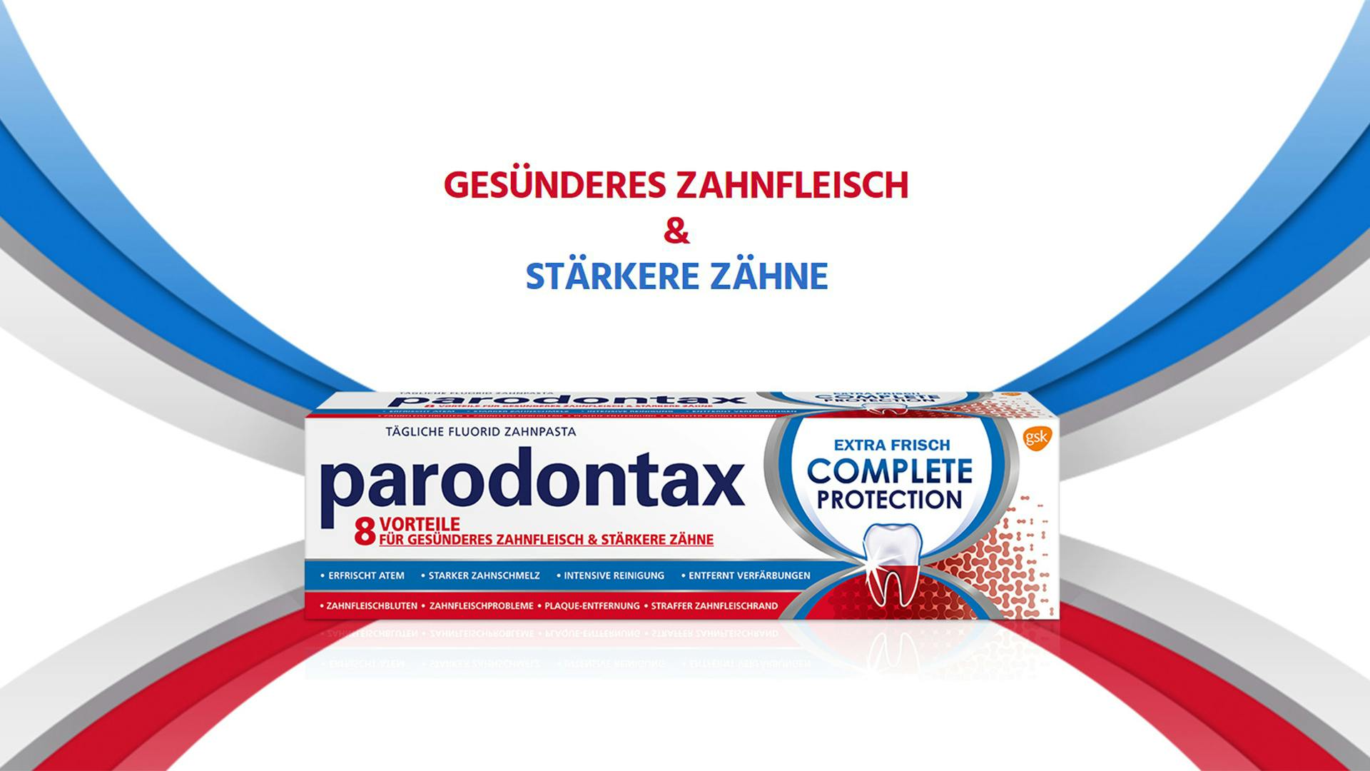 Eine Frau gibt parodontax Complete Protection-Zahnpasta auf eine Zahnbürste