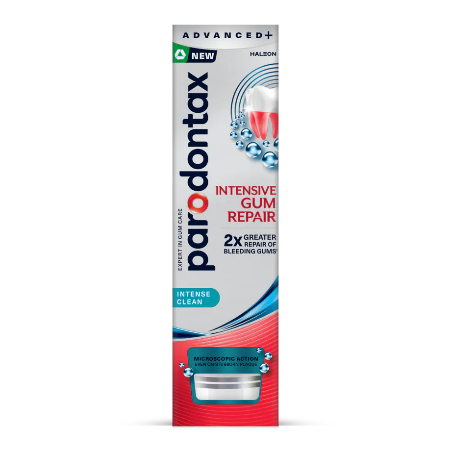 Parodontax Advanced+ Intense Clean fogkrém csomagolása. A csomagolás az intenzív ínyhelyreállítást, a vérző íny kétszer hatékonyabb helyreállítását és a mikroszkopikus tisztító hatást emeli ki.