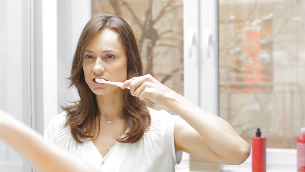 Donna che si spazzola i denti