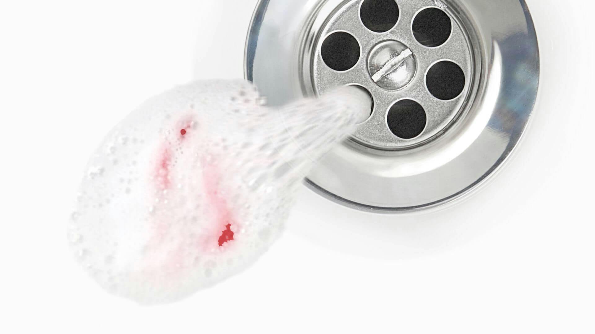 Escupir saliva con sangre en el lavabo