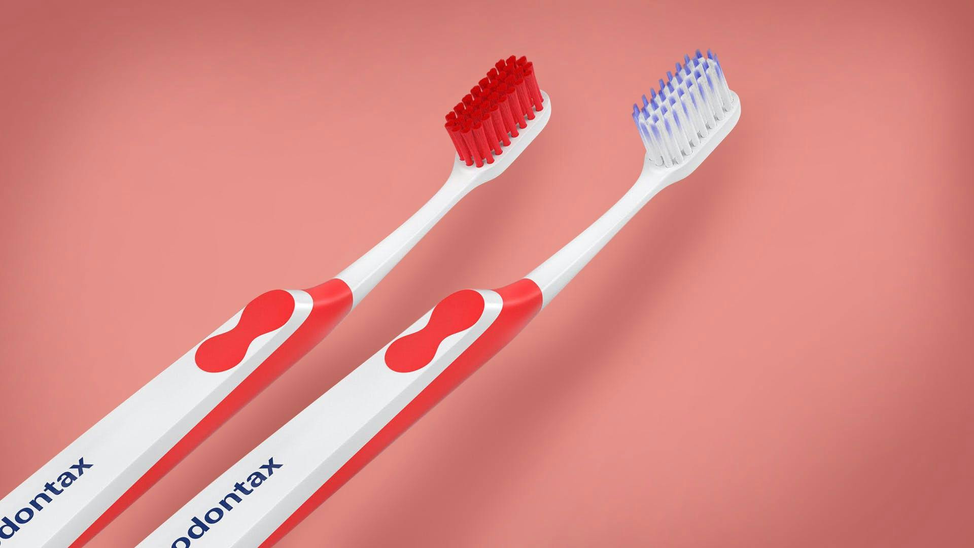 Žena, která si na zubní kartáček nanáší pastu Parodontax Kompletní ochrana