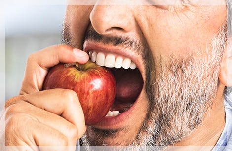 Hombre mordiendo una manzana