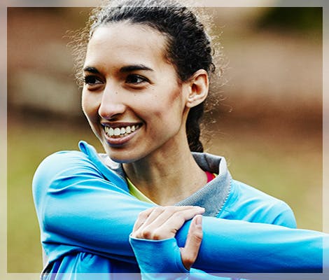 Mujer sonriente estirando