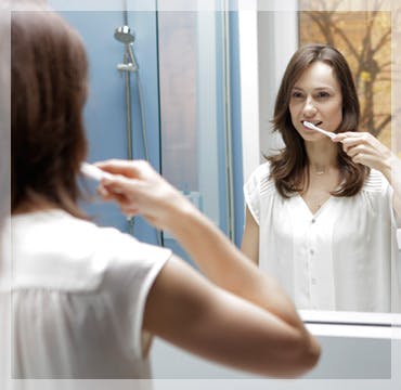 Mujer cepillándose los dientes