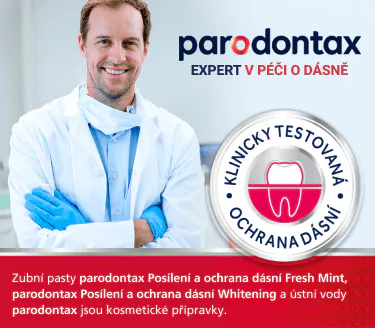 Muž s rouškou a bílým pláštěm Logo parodontax.  Motto: „Expert v péči o dásně“ Odznak s vizualizací zubu a textem: „Klinicky testovaná ochrana dásní“ 