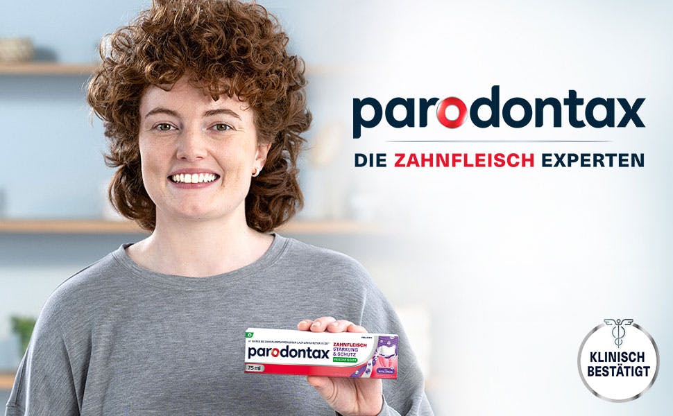 Frau hält eine Packung parodontax Zahnfleisch Stärkung & Schutz Zahnpasta, die klinisch bestätigt ist.​ 