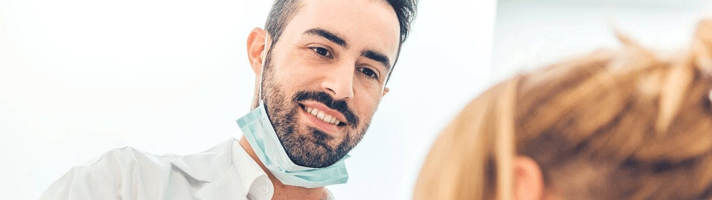 Zahnarzt berät Patienten