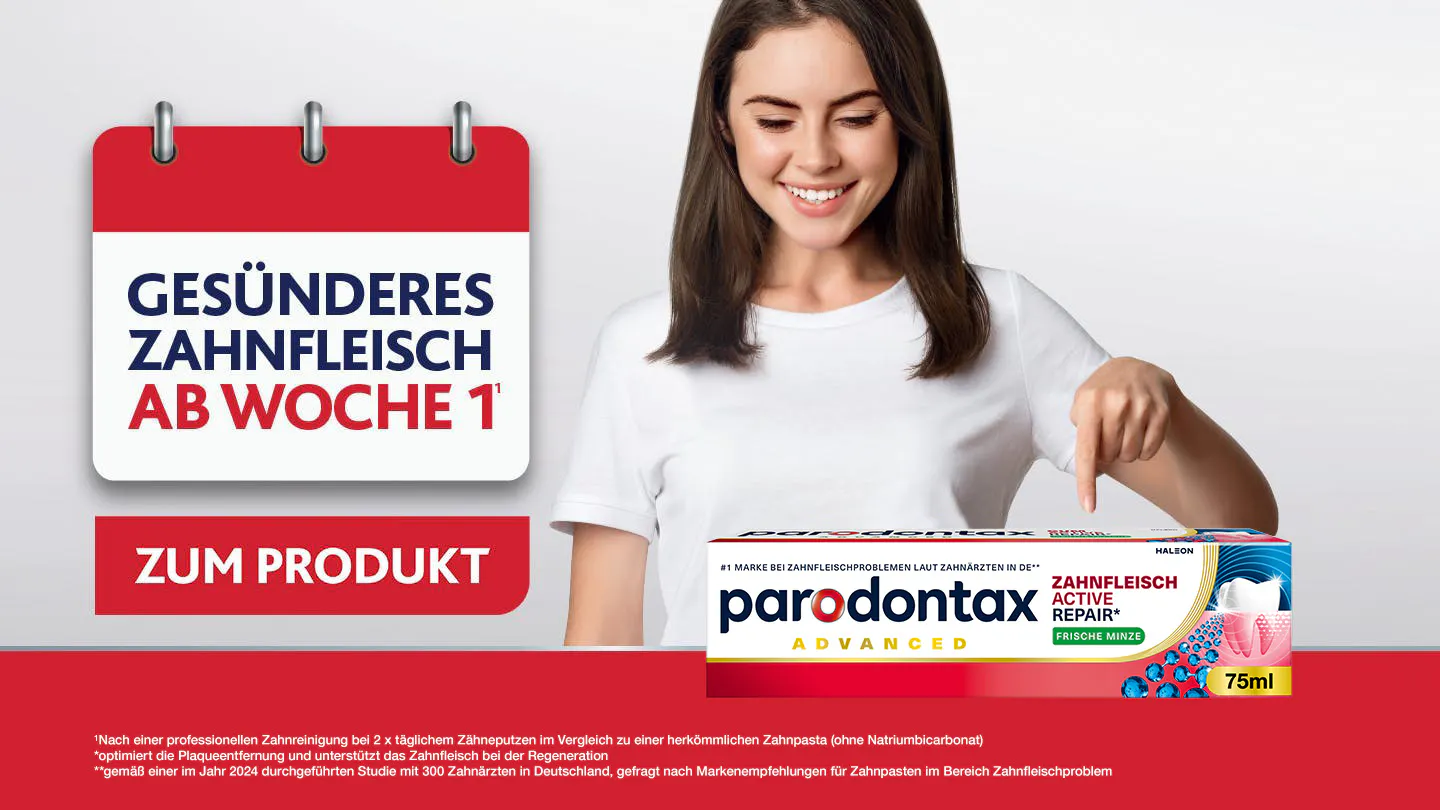 Bild einer lächelnden, brünetten Frau, die mit dem Zeigefinger auf die parodontax Active Repair Zahnpasta und Mundspülung zeigt. 