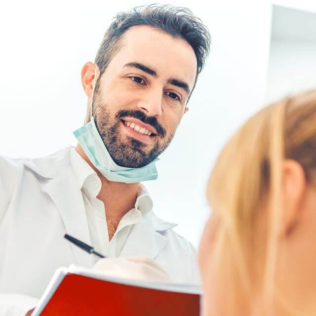 Sfaturi de la medicul tău stomatolog privitor la tratamentul afecțiunii gingivale acasă
