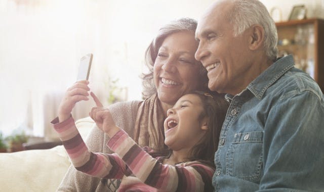 abuelos sonrrien con confianza por que usan productos corega para su prótesis dental