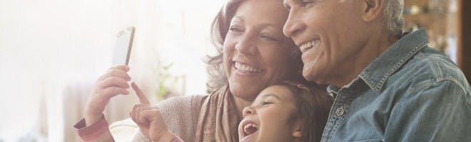 abuelos comparten un momento con su nieta y sonrrien con confianza porque usan productos corega
