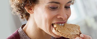 femme qui mange un ribs à un barbecue