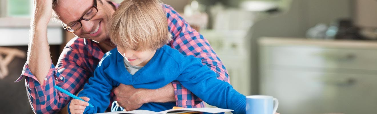 Un enfant assis sur les genoux d'un homme