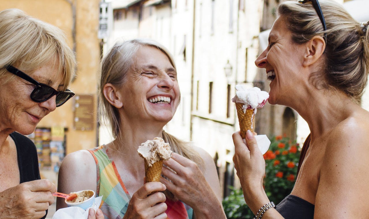 trois femmes mangeant de la crème glacée