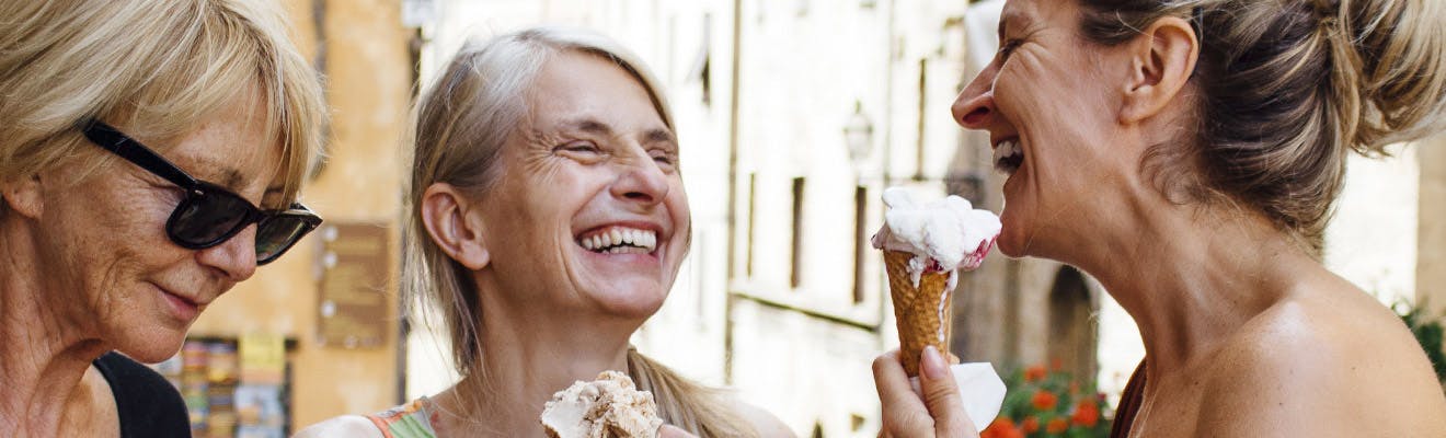 Señoras comparten un helado son preocuparse por sus prótesis dentales por que usan productos corega
