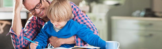 Mann und Frau lachen sich an