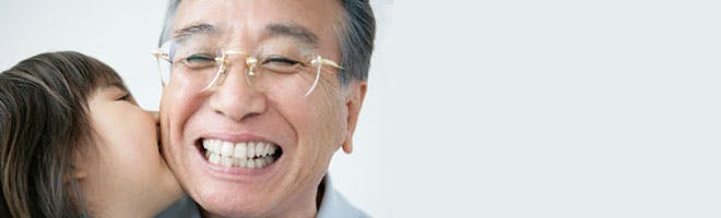 入れ歯による痛みを防ぐには ヘッダーイメージ 孫と近づく義歯使用者