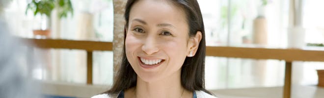 自然歯を最良の状態に保つには ヘッダーイメージ 笑顔の義歯使用者(女性)