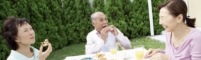 入れ歯に慣れる ヘッダーイメージ 外で食事を楽しむ義歯使用者