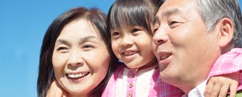孫と笑顔 孫に顔を近づける義歯使用者