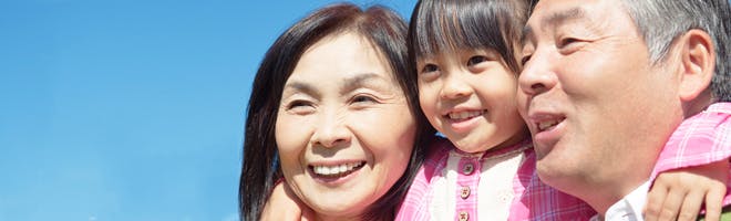 歯グキの腫れなどのトラブルが発生したら ヘッダーイメージ 肩を寄せ合う義歯使用者