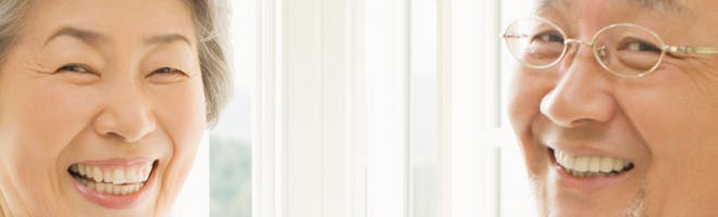喫煙による入れ歯の汚れをとるには ヘッダーイメージ 笑顔の義歯使用者(夫婦)