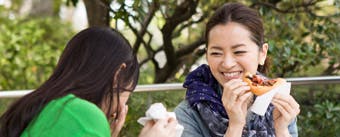 知人と食事 入れ歯を気にせず友人と食事を楽しむ