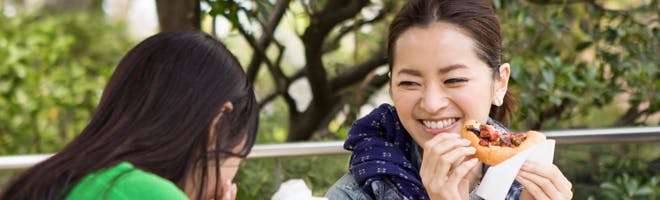 入れ歯での食事に戻る ヘッダーイメージ 外で食事を楽しむ義歯使用者(女性)