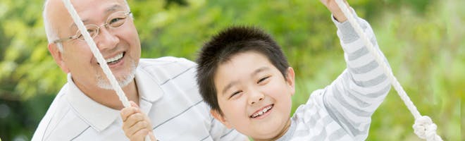 入れ歯で快適に過ごすには ヘッダーイメージ 孫と遊ぶ義歯使用者