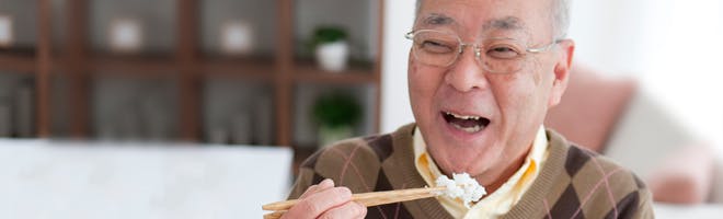 入れ歯が緩くなるのを防ぐには ヘッダーイメージ 食事をする義歯使用者