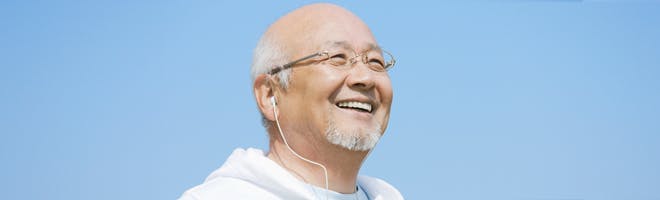 入れ歯を長持ちさせるには ヘッダーイメージ 笑顔の義歯使用者(男性)