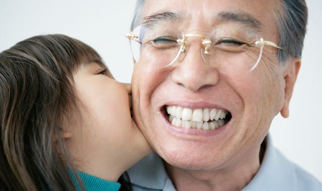 入れ歯による痛みを防ぐには ヘッダーイメージ 孫と近づく義歯使用者