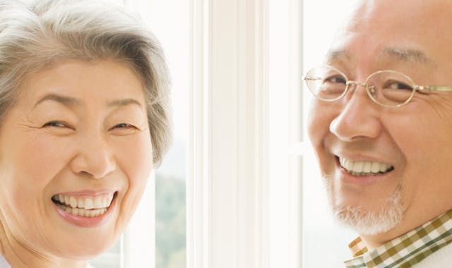 喫煙による入れ歯の汚れをとるには ヘッダーイメージ 笑顔の義歯使用者(夫婦)