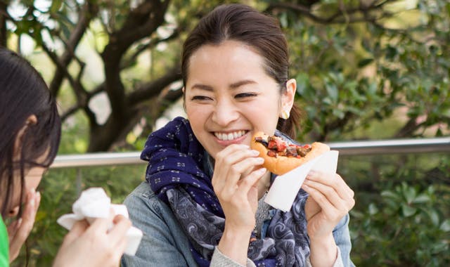 入れ歯での食事に戻る ヘッダーイメージ 外で食事を楽しむ義歯使用者(女性)