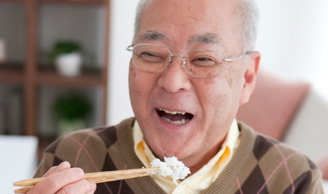 入れ歯が緩くなるのを防ぐには ヘッダーイメージ 食事をする義歯使用者