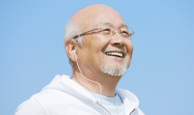 入れ歯を長持ちさせるには ヘッダーイメージ 笑顔の義歯使用者(男性)